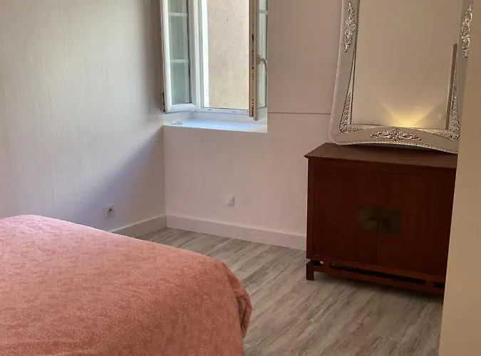 Place Aux Herbes * Nîmes