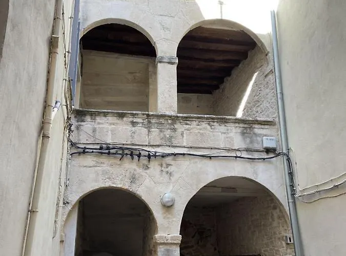 Place Aux Herbes * Nîmes